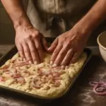 Focaccia con cipolle d’orto: la fase di preparazione che assicura morbidezza anche dopo ore
